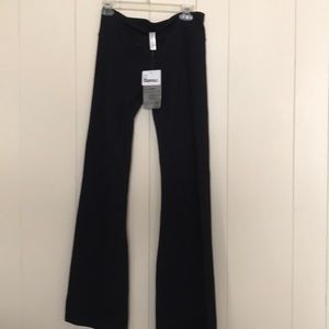 NWT lorna Jane bootleg workout pants. Size Medium